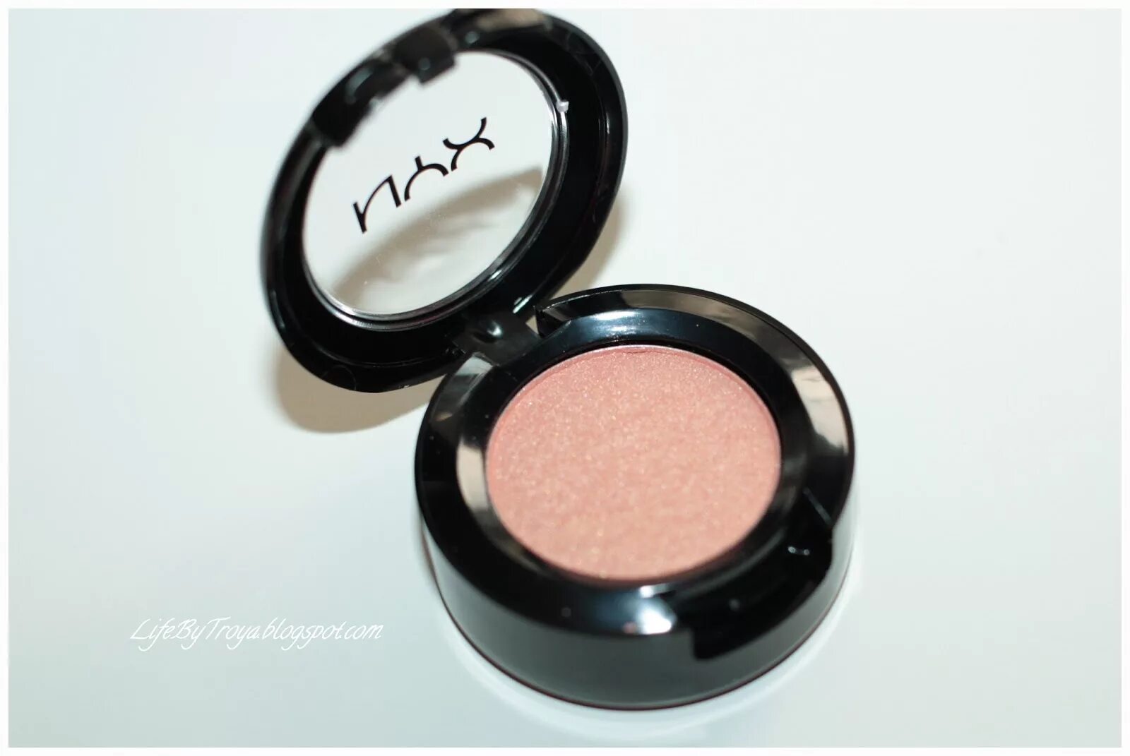 NYX тени однушки 73. Тени NYX hot Singles Eyeshadows. Pixies 86 тени NYX. Матовые белые тени НИКС.