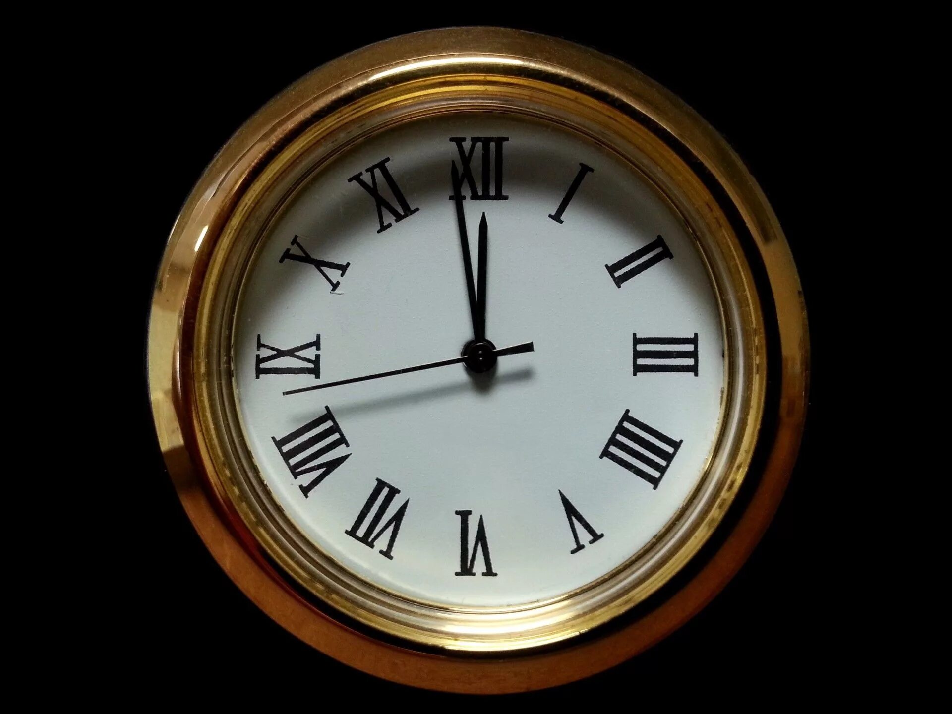 Watch the time. Старинные часы. Часы полночь. Часы показывают полночь. Изображение часов.