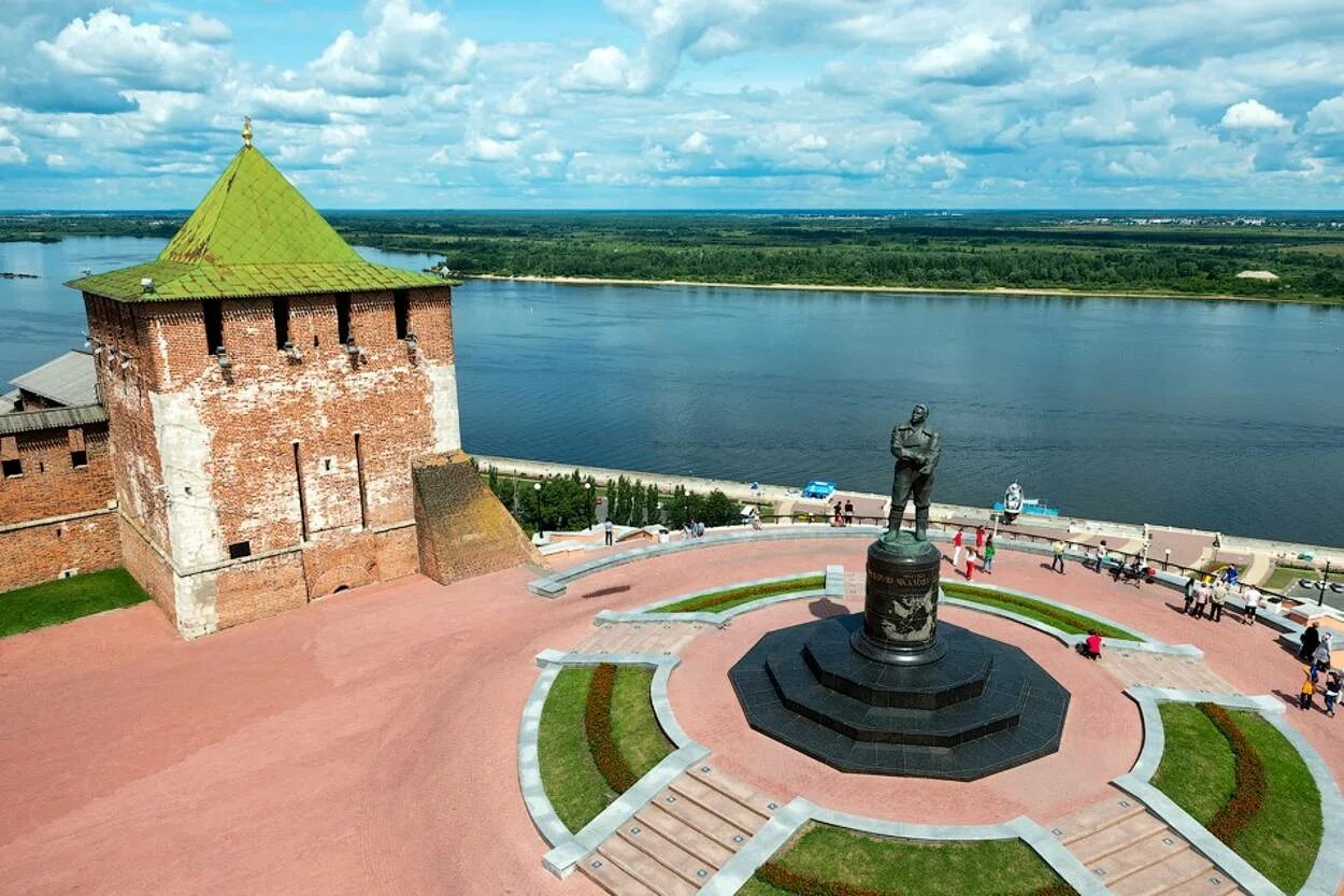 Купить отдельно в нижнем новгороде. Чкаловская лестница памятник Чкалову. Нижегородский Кремль достопримечательности Нижнего Новгорода. Памятник в Кремле Нижний Новгород. Нижний Новгород Кремль и Волга.