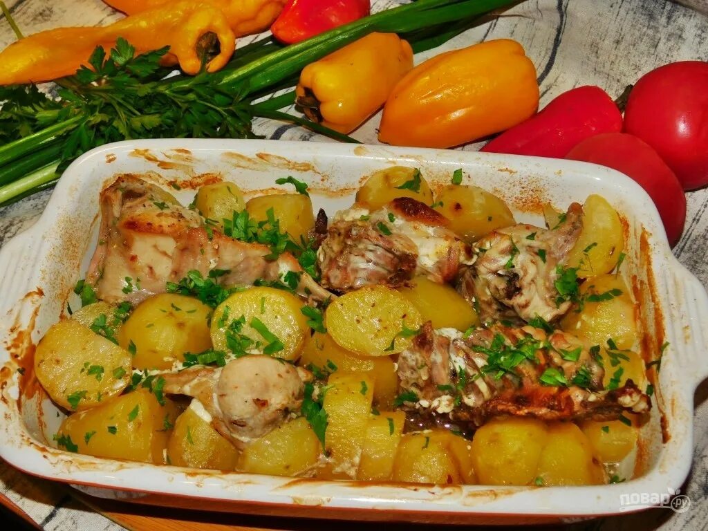 Картофель с овощами в сметане. Кролик в духовке с картошкой. кролик в духовке с картошкой и сметаной. кролик с овощами в духовке. запеченный кролик с овощами.