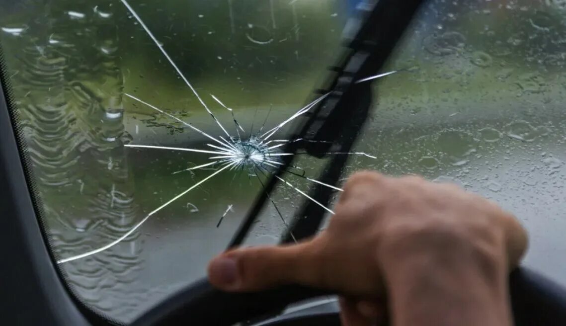 Разбитое лобовое стекло. Трещина на лобовом стекле. Разбитое автомобильное стекло. Трещина от камня на лобовом стекле.
