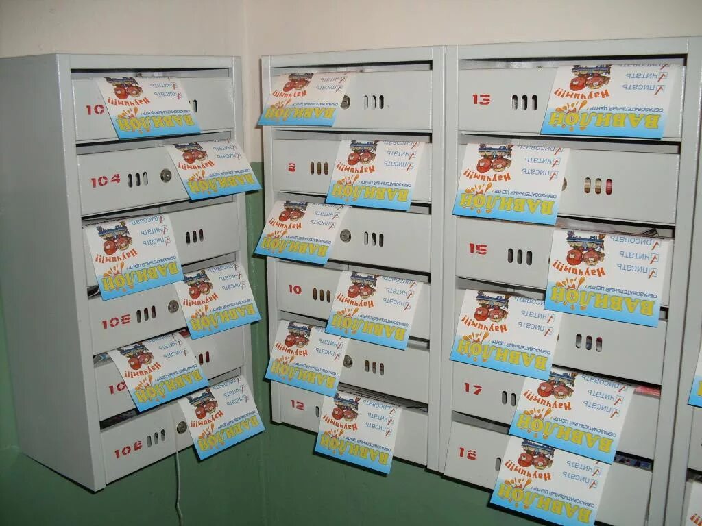 Листовка в руке. Печать листовок. Буклет против наркотиков. Розданы брошюры. Буклет о продаже велосипедов.