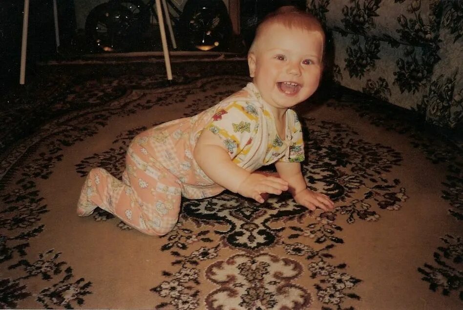 Почему ребенок не ползает в 8 месяцев. Научить ползать ребенка 5 месяцев. Как научить ребёнка ползать на четвереньках. 8 месяцев малыш не ползает. Как научить ребёнка ползать в 7 месяцев.