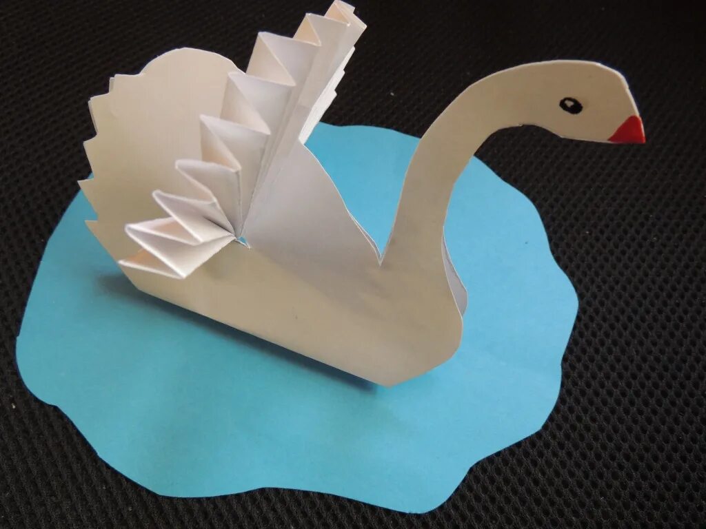 Лебедь из бумаги пошаговые. Поделка лебедь. Лебедь из бумаги модульное. Лебедь из коробки.