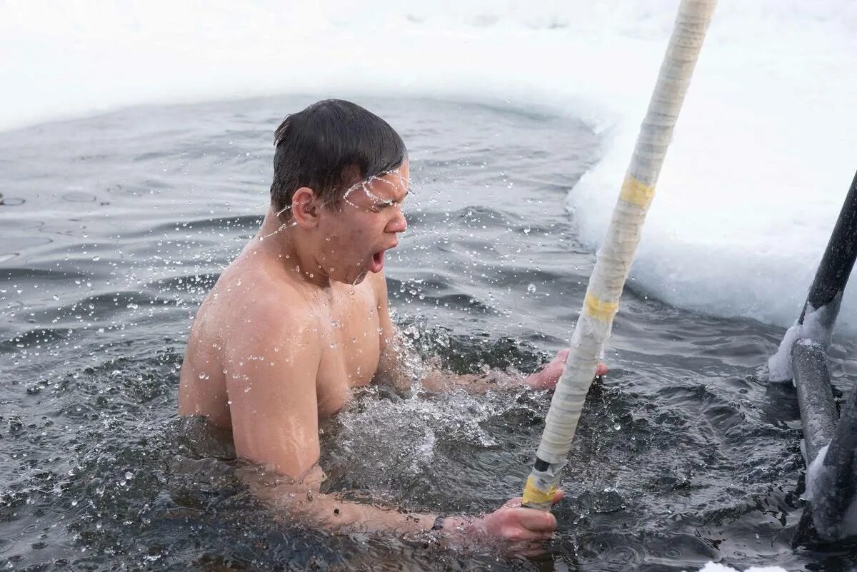 Купание в ледяной воде. Купается в ледяной воде. Купание во льдах. Человек который купается во льду. Ледяное купание