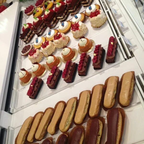 Бон бон белгород кондитерская. Бон-бон кондитерская челябинск. Белгород улица чапаева 9б бонбон. Чапаева 9б белгород бон бон. Бон бон торты белгород.