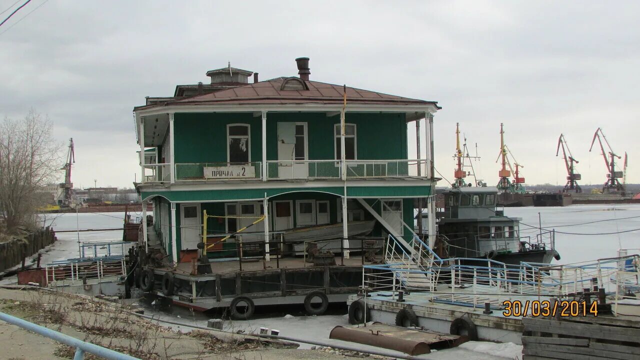 выход под дебаркадером