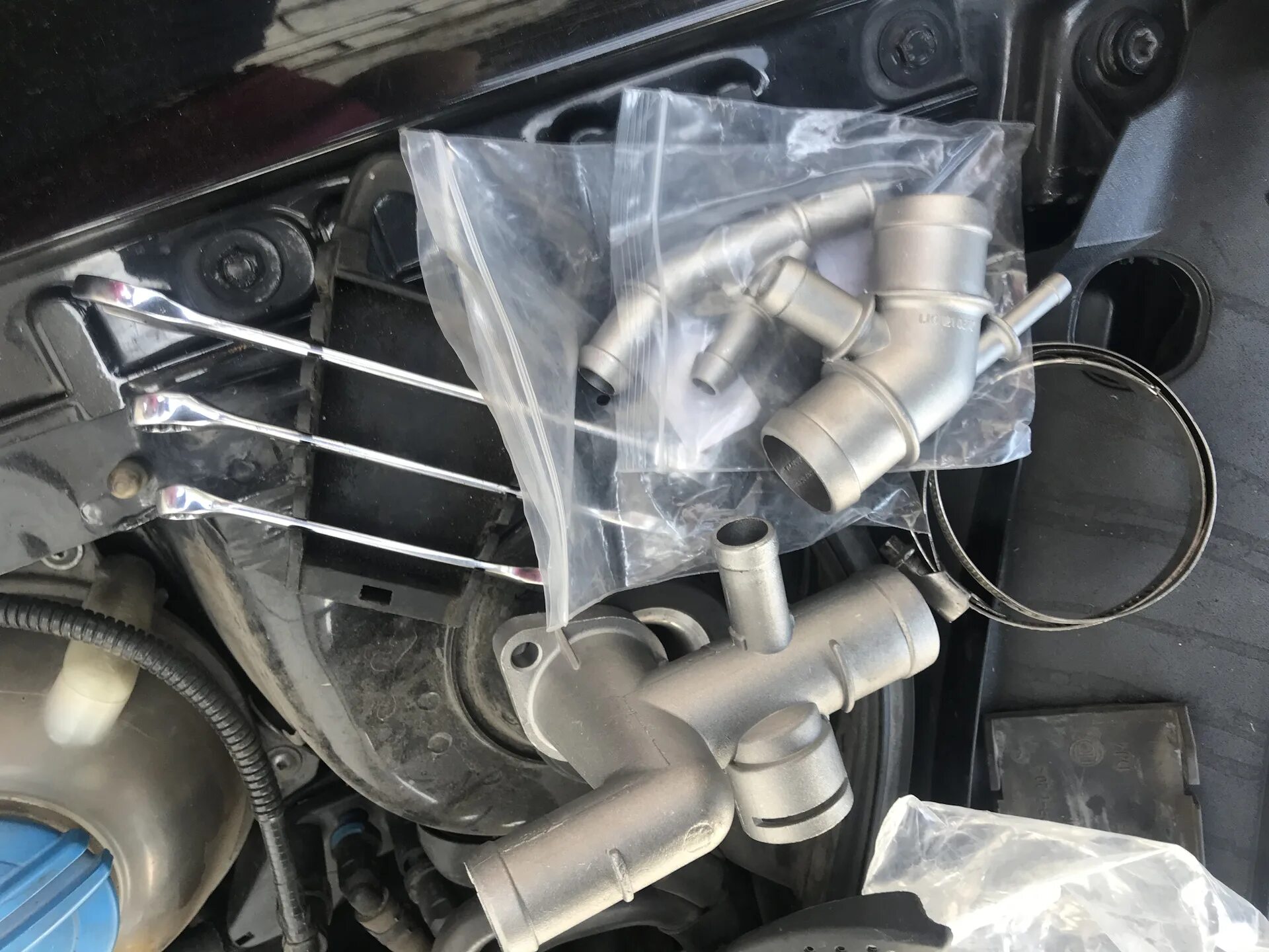 Система охлаждения skoda fabia 1. Система охлаждения шкода а7. Тройник гбц 1. 8. Тройник системы охлаждения octavia 1.