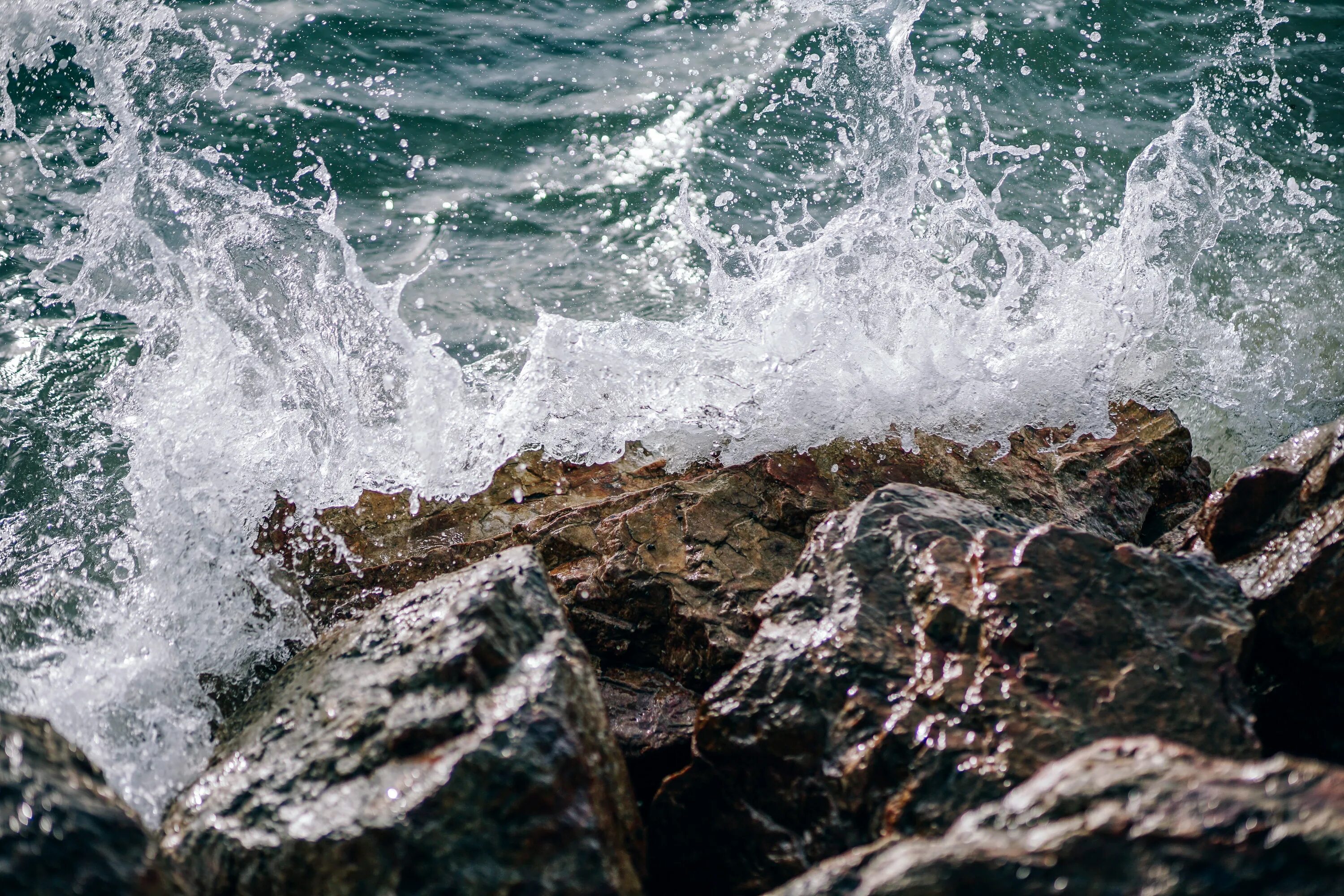 Кипящее море. Волны на воде от камня. Ветер и волны на Байкале. Морская волна. Горные волны.