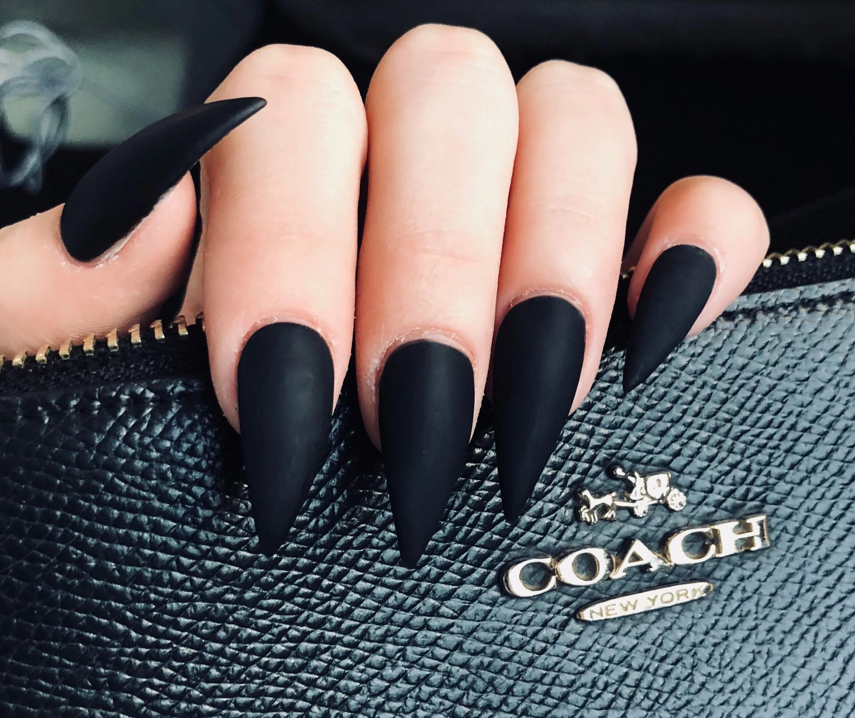 Маникюр миндаль стилет. Черные ногти. Матовые ногти. Длинные матовыемногти. Чёрные матовые ногти миндальной.