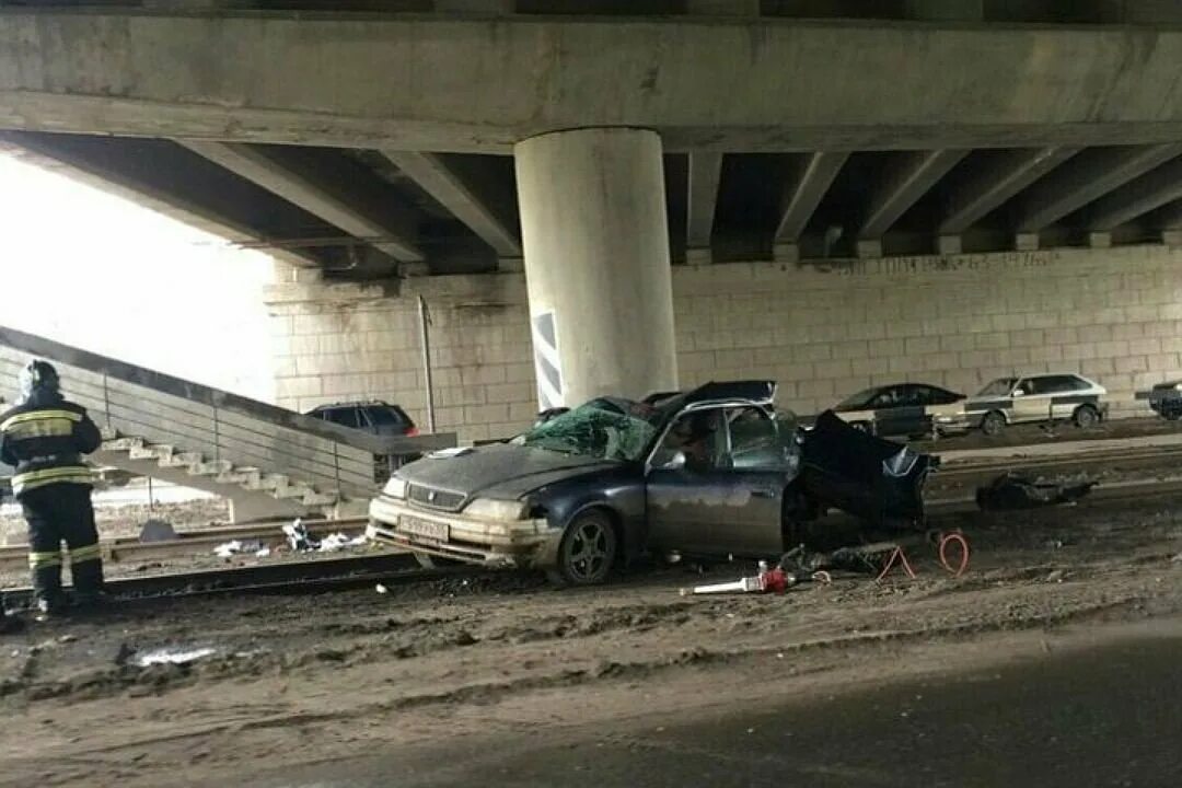 Ч п сегодня. Мост у телецентра Омск. Виадук у телецентра Омск. ЧП Омск происшествия ДТП на мосту.