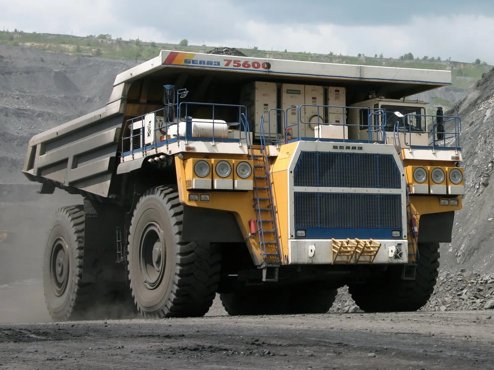 Самая большая машина белаз. Самая большая машина белаз. Terex 33-19 titan белаз-75710. Карьерный грузовик белаз 75710. Самый большой самосвал в мире белаз-75710.