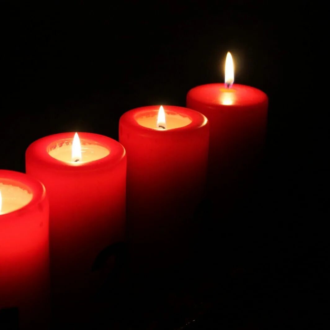Красная свеча. Свеча в темноте. Свеча на Красном фоне. Свечка с красным пламенем. Что означает красная свеча
