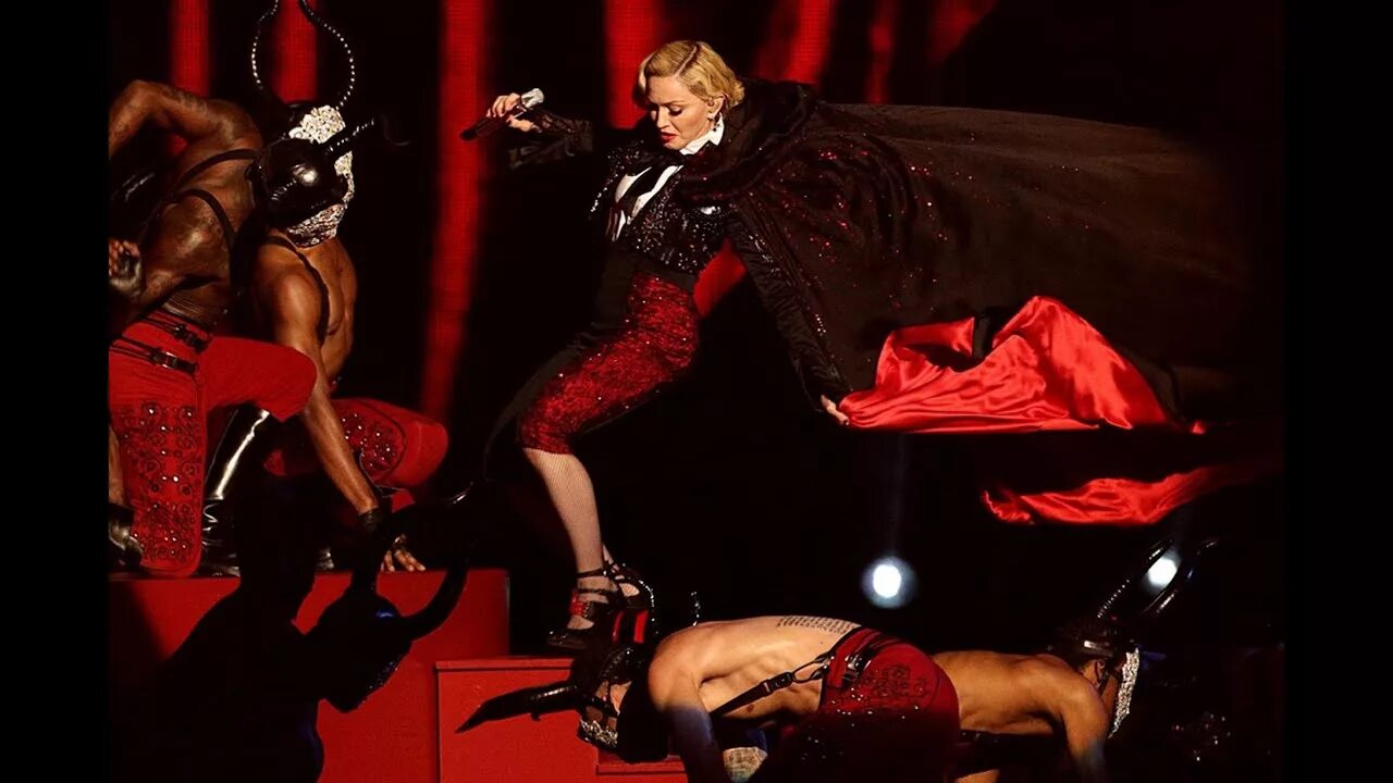 Знаменитости видео сцены. Мадонна упала на сцене. Мадонна 2015 упала. Мадонна Мадонна на сцене. Мадонна госпожа.