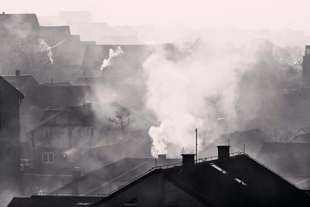 Все было серое небо дым над крышами. Мрачный город. Завод облако. Все было серое небо дым над крышами. Небо пасмурное светлое.