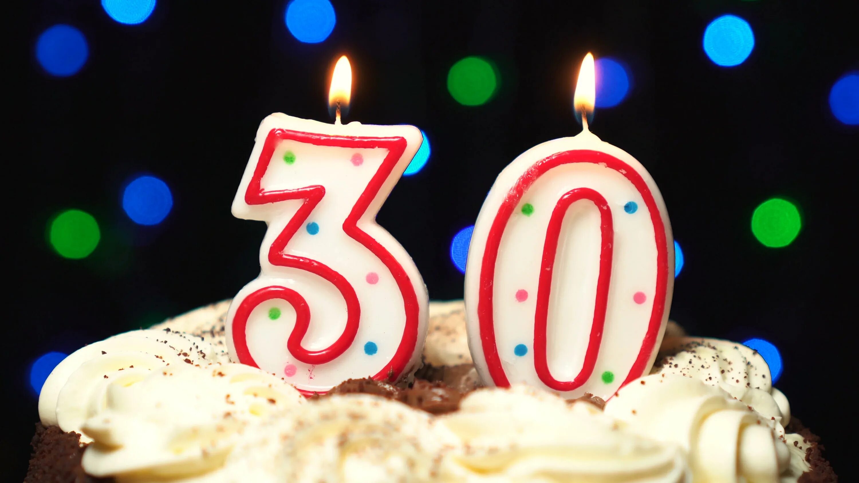 Свечка 30. Капкейк со свечкой на день рождения. Цифра 30 на прозрачном фоне на торте. Торт со свечами с днем рождения 30 лет. Свечка 30.