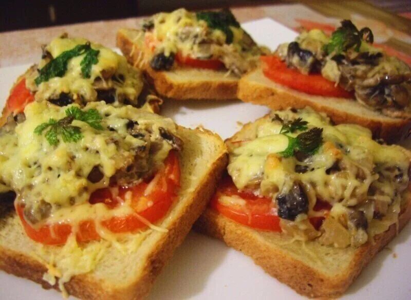 Горячий бутерброд в духовке с колбасой и сыром. Бутерброды с колбасой и сыром в духовке. Что можно сделать горячее. Горячие бутерброды с колбасой и сыром и помидорами. Горячий бутерброд в духовке с колбасой и сыром.