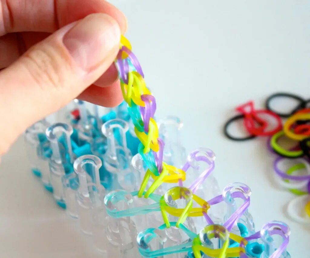 Резинки для плетения. Rainbow loom резинки. Браслеты из резинок на станке. Плетение резиночками на станке. Резинки для плетения браслетов.