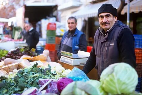 Продавец на рынке не называет цену