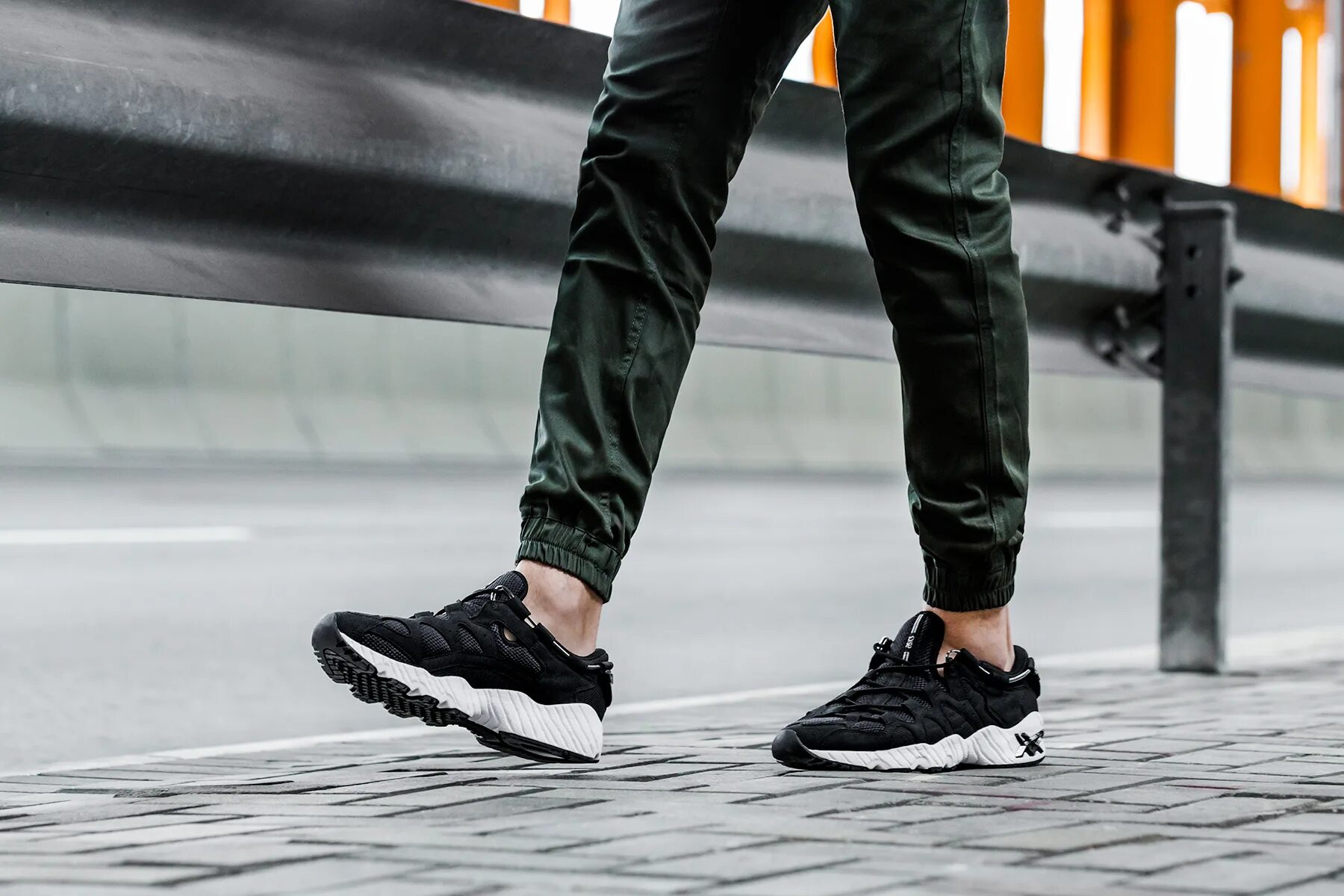 Nike black sneakers. Красивые мужские ноги. Мужские ноги в кроссовках nike. Asics glideride. Ноги парня в кроссовках.