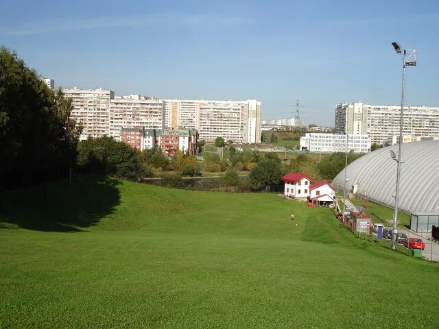 Склон Северное Бутово. Горнолыжный склон Северное Бутово, Москва. Горнолыжный спуск Северное Бутово. Школа 1071 Северное Бутово.