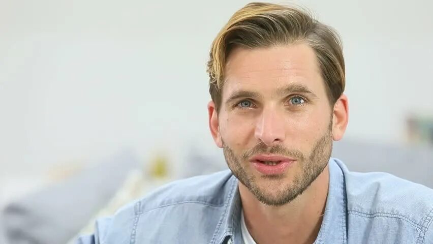 Man is talking. Man talking. man talking to camera. мужчина говорит в камеру. 30 years old man.