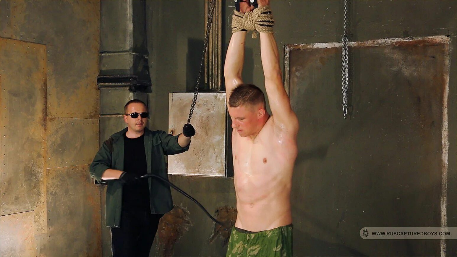 Голые связанные мужчины. Мужское рабство. Человек прикованный цепями. Мужчины красивые торс. Связанные парни пытки.