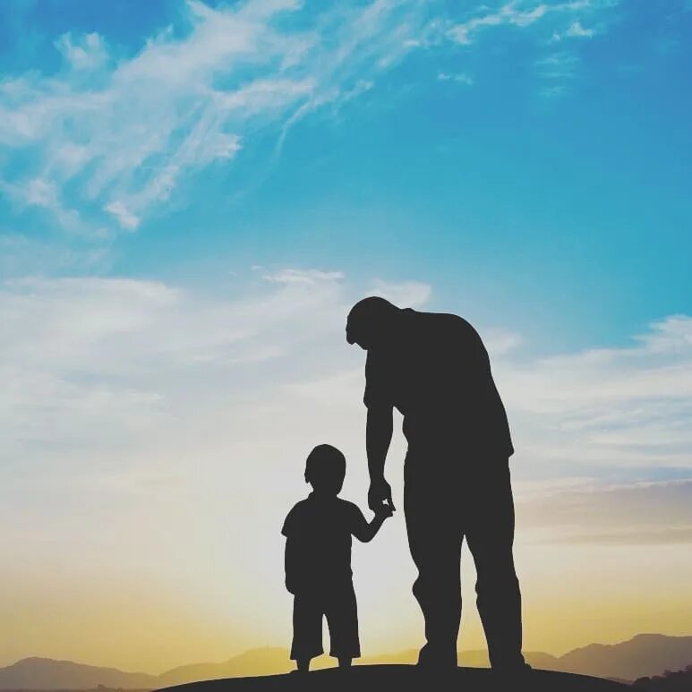 Отец целует сына. Фотосессия малыша в раковине. Разговор отца с сыном. Маленькие дети с папами. Фото папа это не мама.