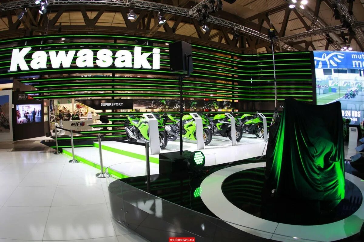 Кавасаки дилер. Кавасаки нэйкид. Кавасаки дилер. Кавасаки дилер. Kawasaki versys 300.