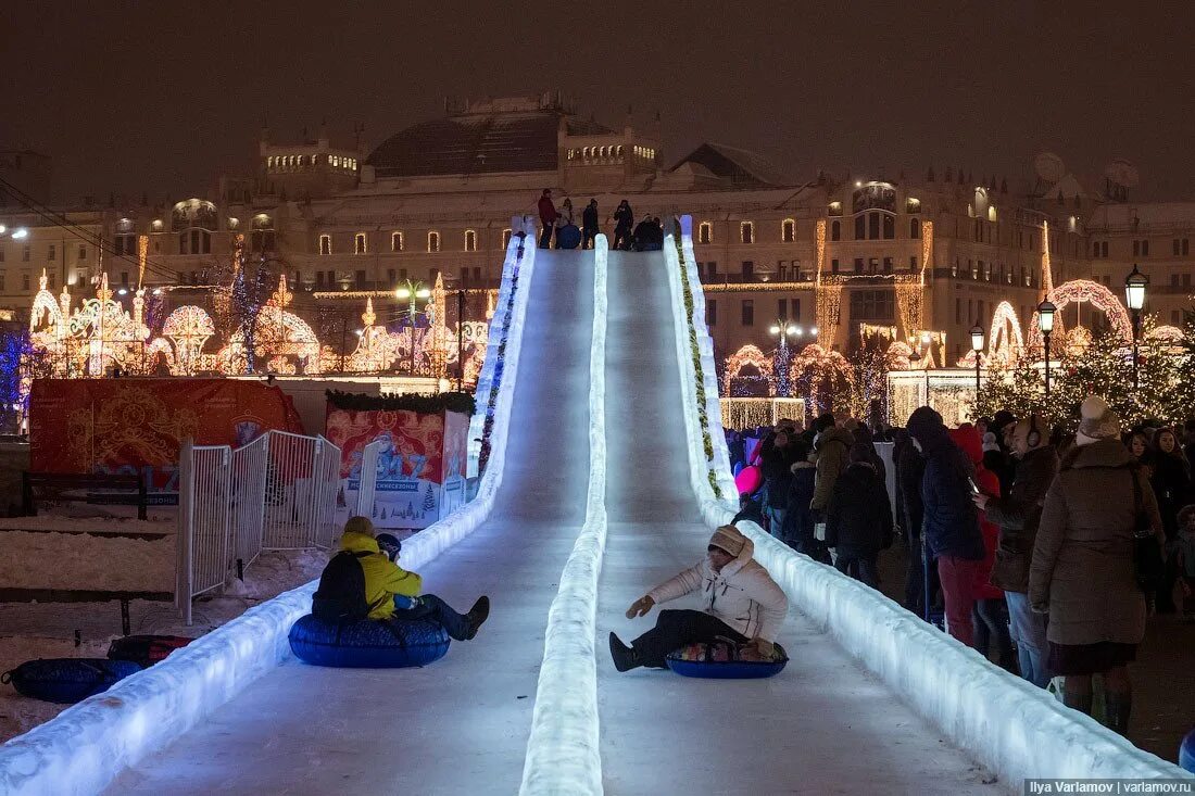 Горки для детей в центре москвы. Манежная площадь горки. Ледяная горка на улице марьинский парк. Детский лабиринт с батутом. Ледяная горка на площади революции москва.