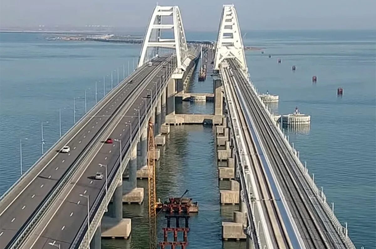 Поезда едут через крымский мост. Мост США. Поезд едет по Крымскому мосту. Шатающийся мост в Америке.