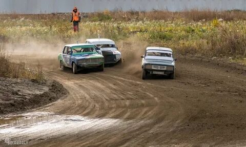 По грунтовой дороге автомобиль