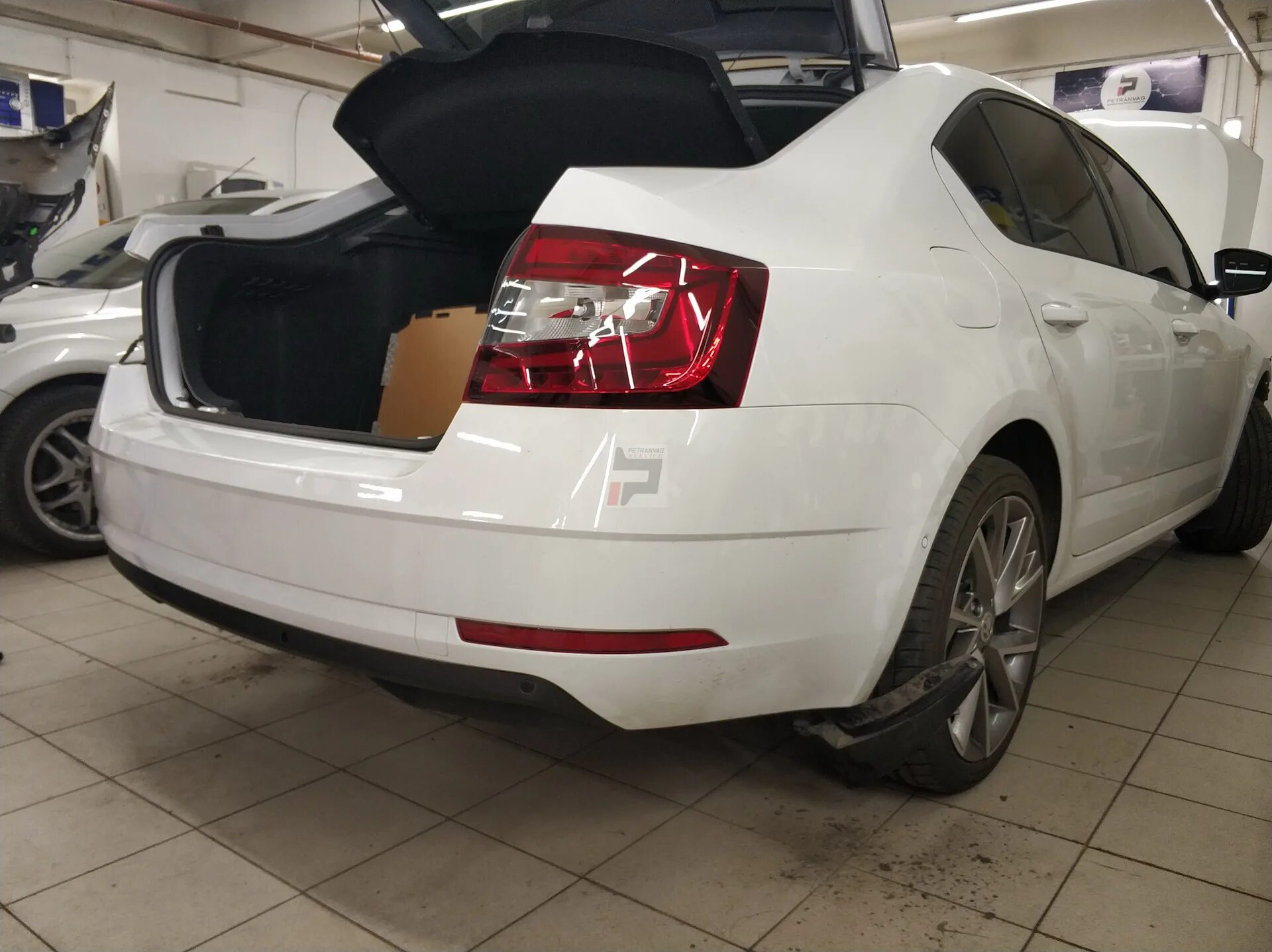 Octavia a5 установка. Парктроники Octavia a7. Пневмоподвеска на Skoda Octavia a7.