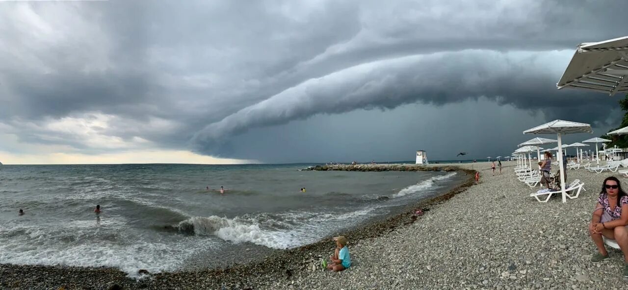 Море в туапсе на неделю. Гроза в туапсе. гроза в адлере. море в туапсе сейчас. шкваловый ворот.