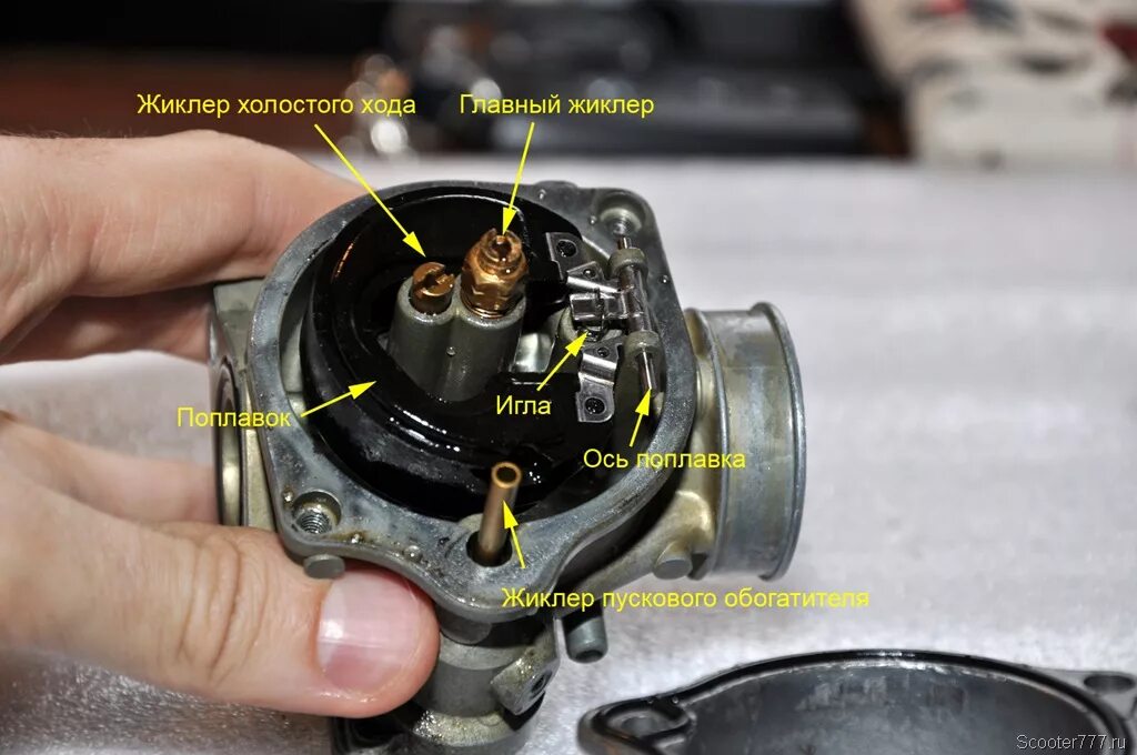 Почему скутер обороты. Жиклер холостого хода на скутере 4т. Honda Dio 56 датчик холостого хода. Топливный жиклер на мопеде Альфа. Игла карбюратора скутера 4 тактный.