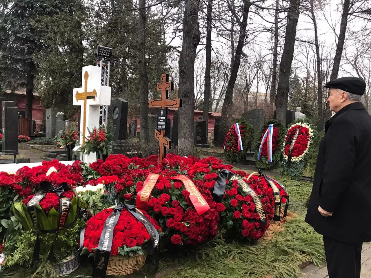 Где похоронить в москве человека. Могила Юрия Лужкова на Новодевичьем кладбище. Новодевичье кладбище Лужков. Памятник Лужкову на Новодевичьем кладбище.