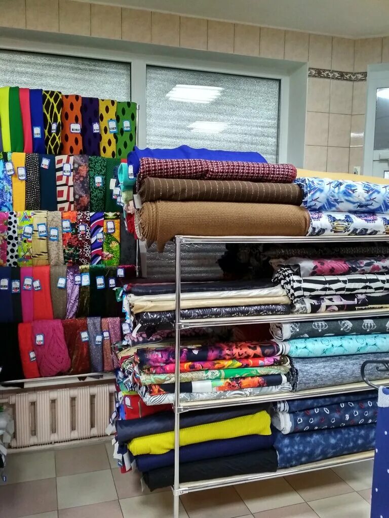 магазин тканей в курске. ткани и фурнитура. оформление магазина тканей. выкладка тканей. магазин тканей рабочее.