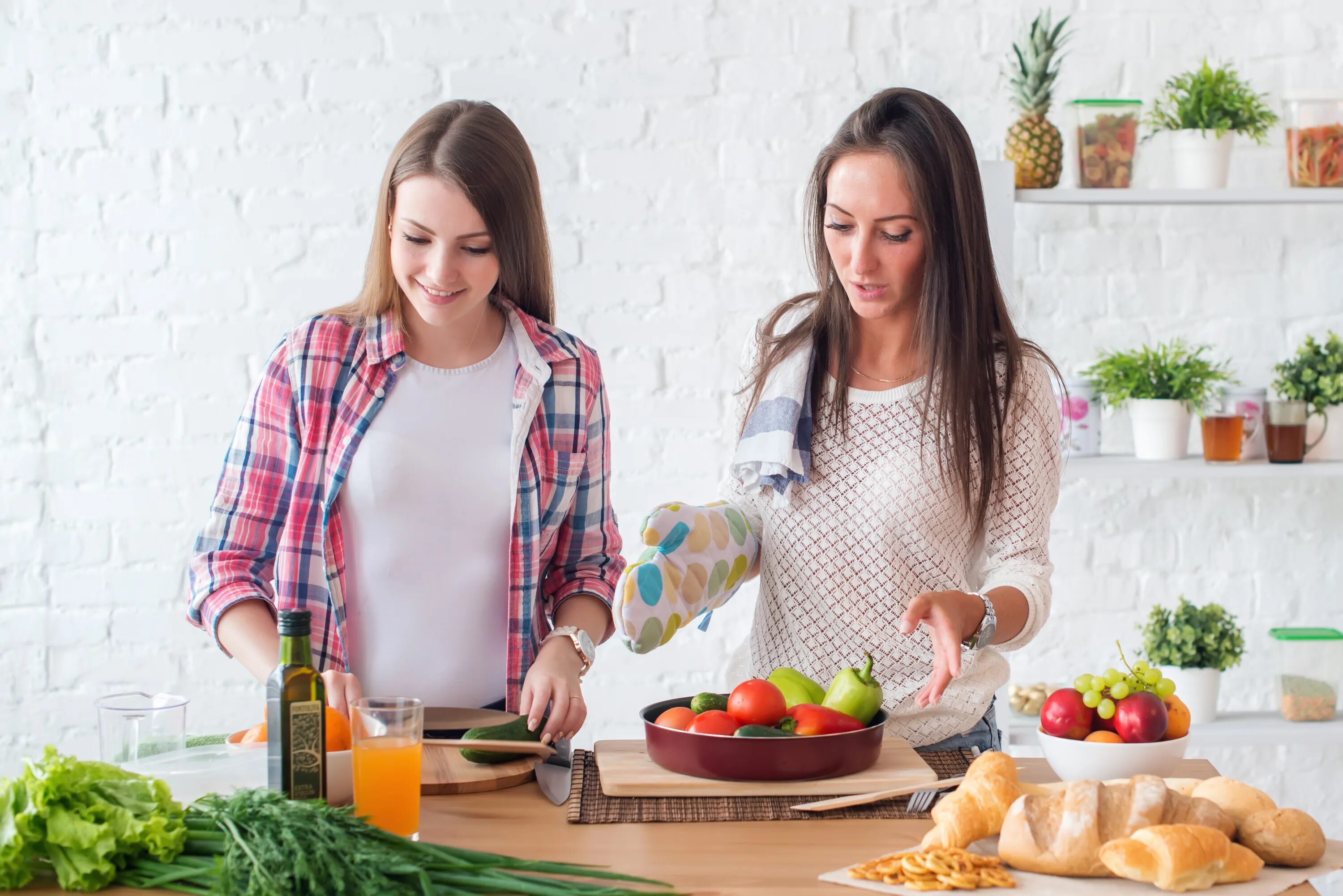 Фотосессия на кухне подружки. Подруги на кухне. Две девочки на кухне. Две девушки готовят.