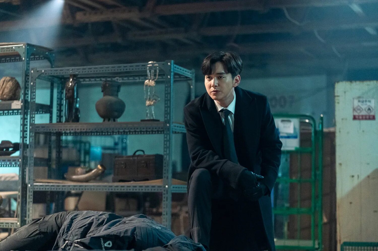 сила мысли. чтение мыслей. любовь эмоция. открытка о судьбе. парень думает о любимой.