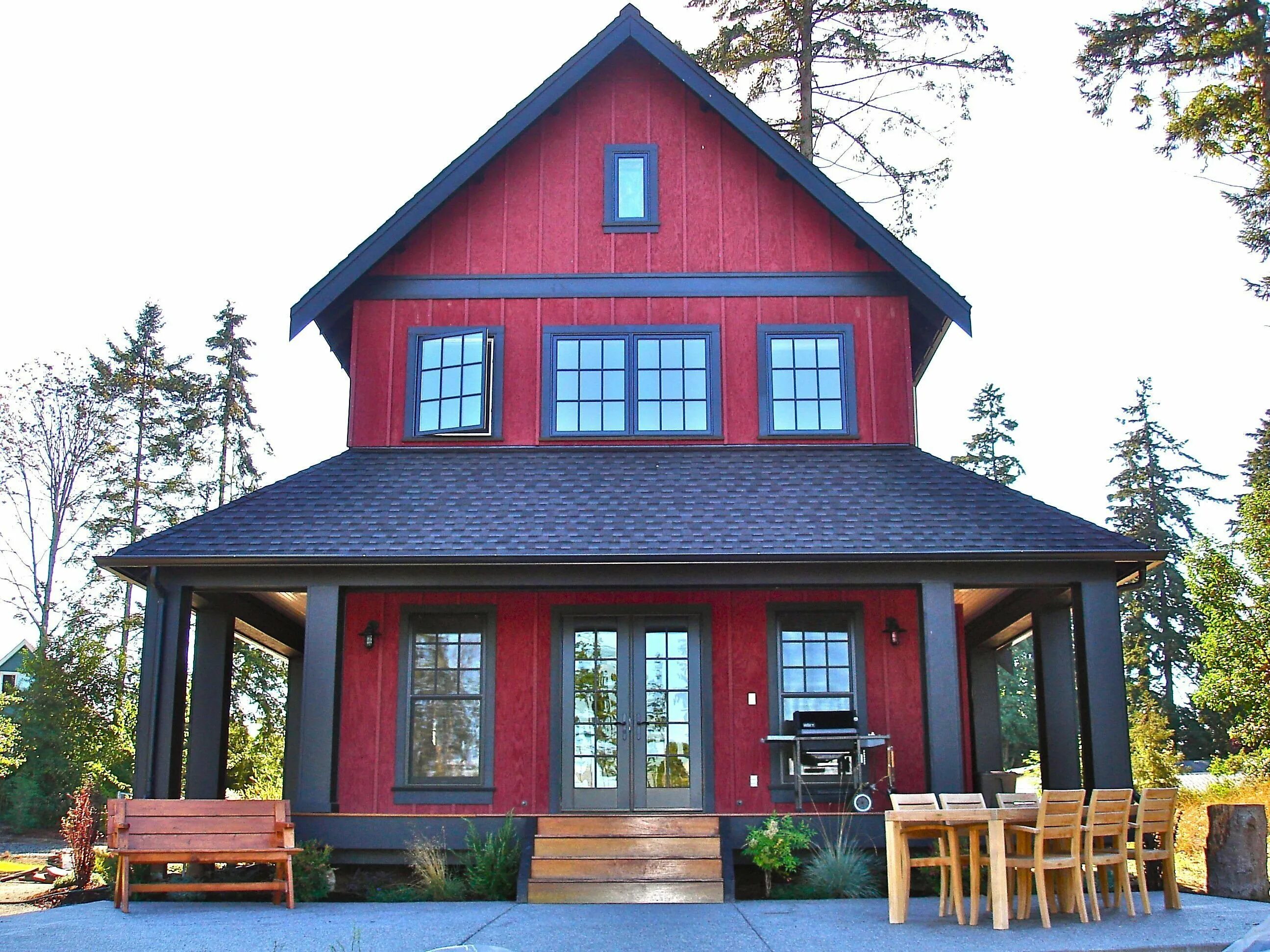 Покрасить дом снаружи цвета фото. Синий деревянный дом. Цветные деревянные дома. Красный дом. Красивые фасады деревянных домов.
