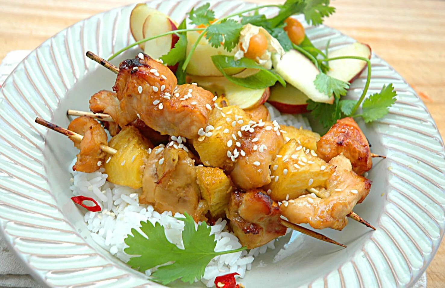Вкусный шашлык из филе курицы. Шашлык на шпажках. куриный шашлык в духовке на шпажках. куриное филе на шпажках в духовке. куриные шашлычки на шпажках в духовке.