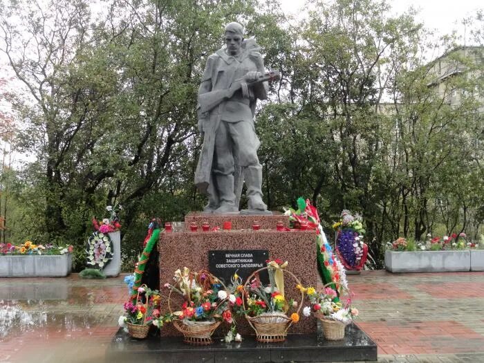 Заполярный памятники. Заполярный бабикова 14б дом быта. Памятники в заполярном. Памятники в заполярном. Заполярный памятники.