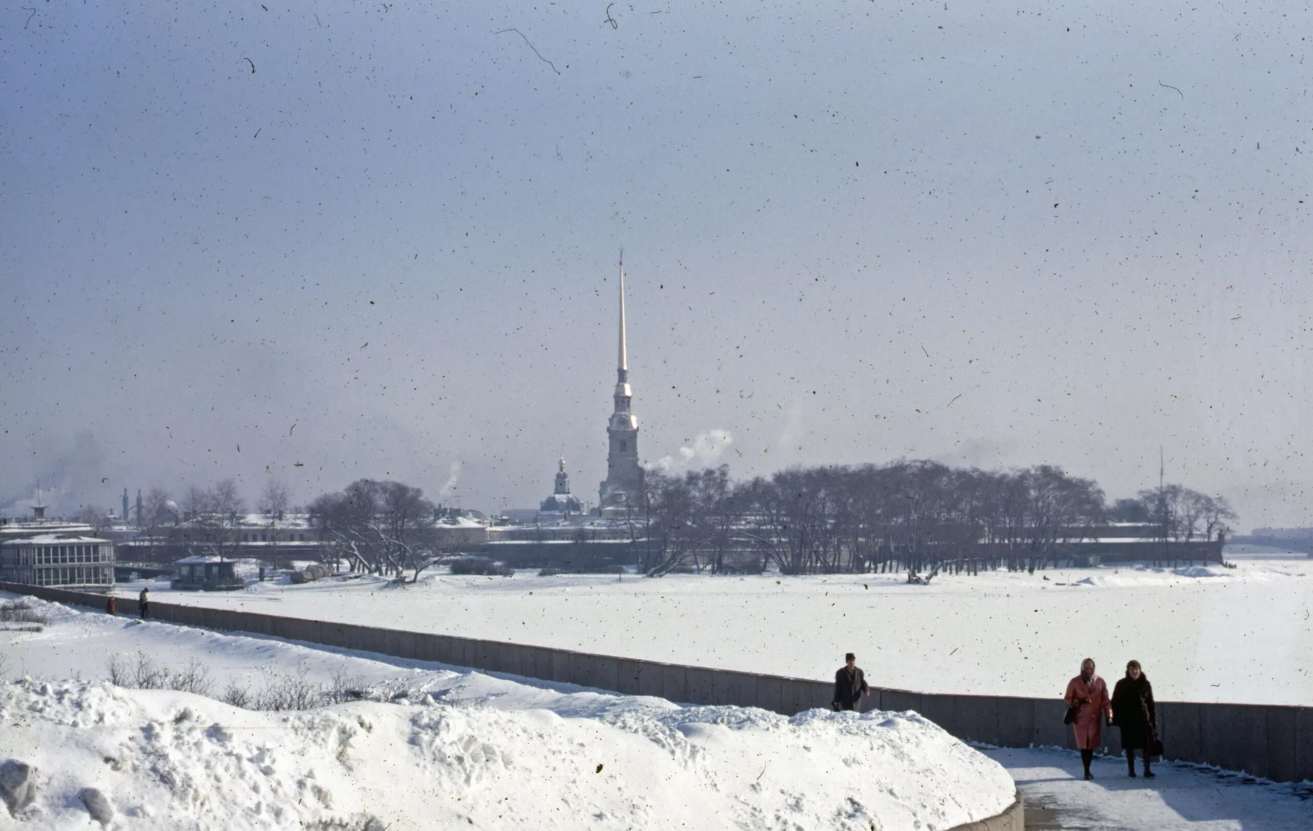 2 е зимой. Мытнинская набережная в ленинграде. ленинград 1970х зимой набережная. зимний ленинград 1975 года. ссср ленинград мытнинская.