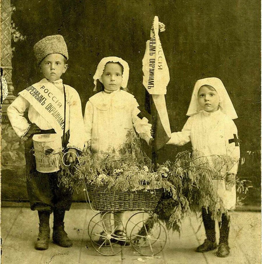 Льюис хайн американский фотограф. Дети во время первой мировой. Дети во время первой мировой. Дети играющие в войну. Труд детей в великую отечественную войну в поле.