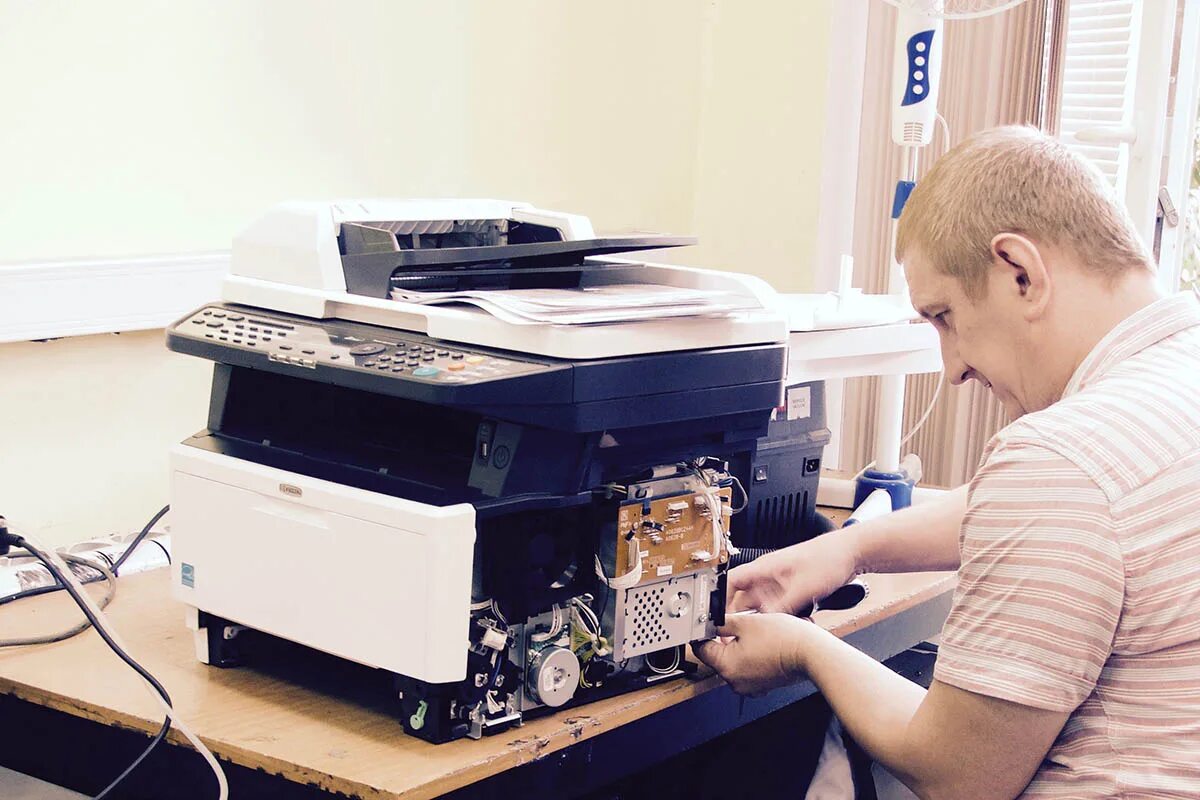 Сервисное обслуживание оргтехники. Мамастер по ремонту принтеров. Мастер по ремонту оргтехники. Починка принтера. Мастерская по ремонту принтеров.