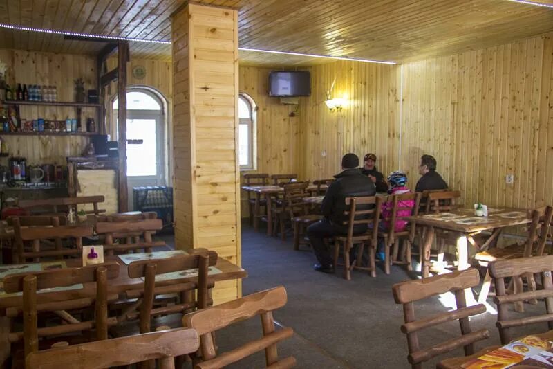 Green hill домбай кафе. Домбай 2277 кафе. Кафе орайда домбай. Кафе теберда домбай. Где поесть в домбае.