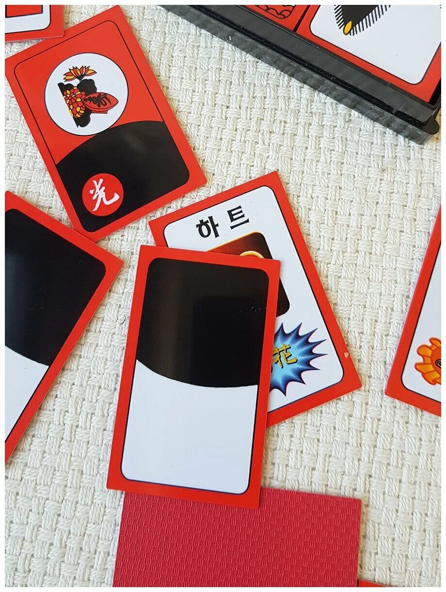 Корейские игральные карты хватху. Корейская карточная игра хато. Карты ханафуда. Хато игра корейская. Хато корейские карты по месяцам.