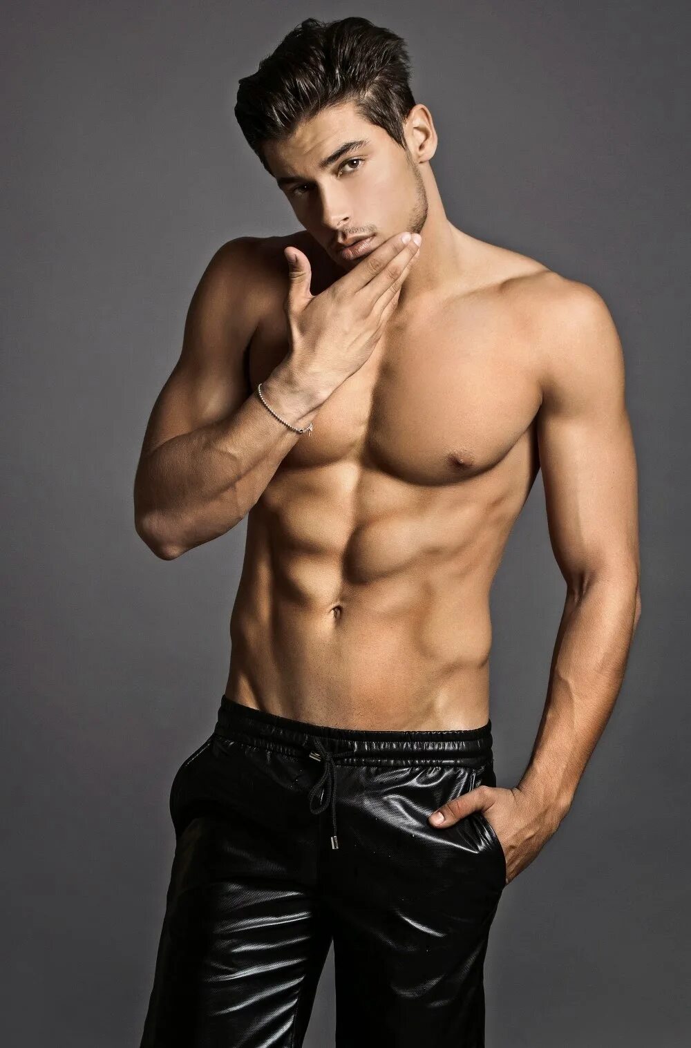 Высокий парень модель. Парень брюнет. Красивый мужчина в полный рост. Худощавый парень. Alexander gajzler виктор ван арт.