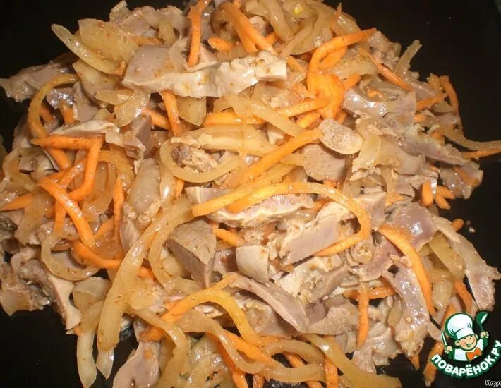 Салат желудки куриные с сердечками. Салат с корейской морковью и апельсинами и курицей. Салат из куриных желудков. Пупочки с морковью по-корейски. Салат с желудками куриными и корейской морковью.