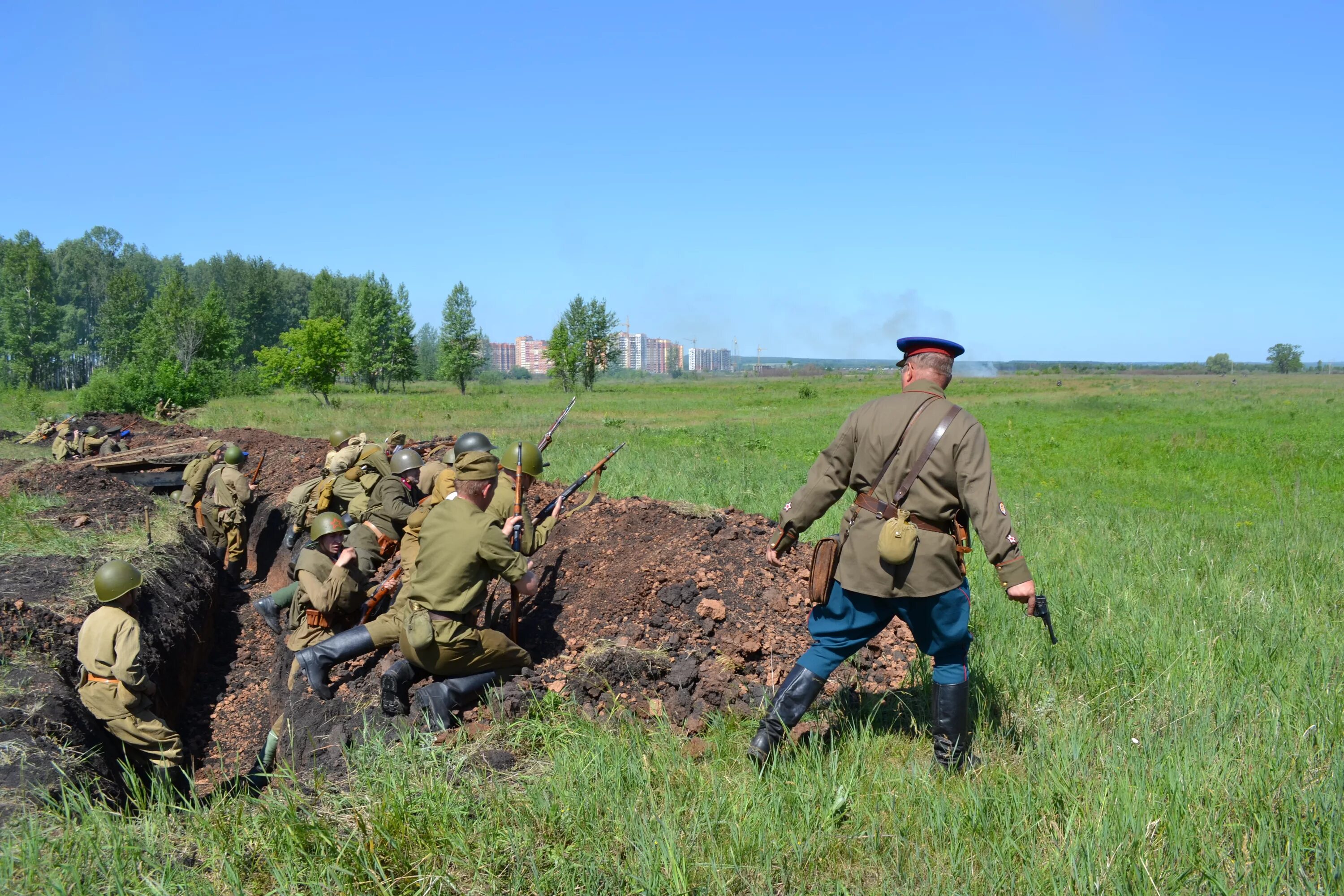 Взвод мемы. Приглашаю во взвод. Взвод пошло. Взвод пошло. Уиллем дефо взвод.